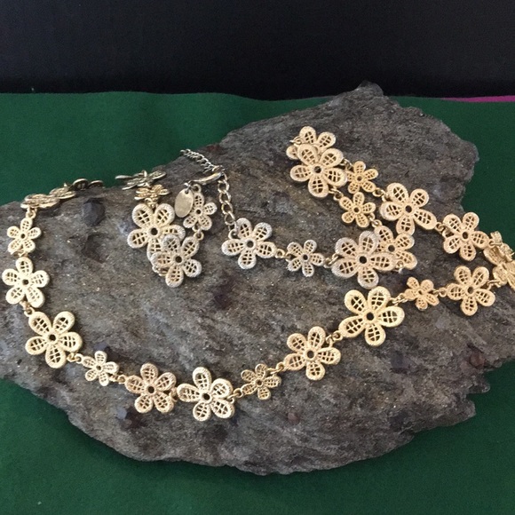 CHARMING CHARLIE FLOWER NECKLACE - Picture 6 of 6